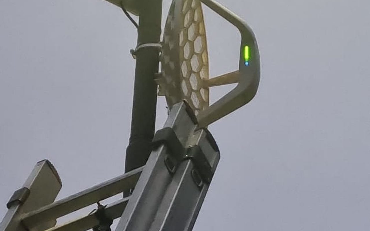 Despliegue de red WiFi profesional con relevamiento de señal — Antena sectorial y radio instaladas en poste para distribuir señal